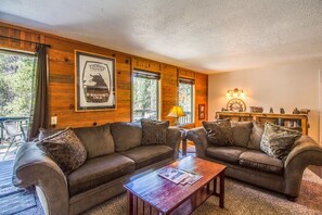 Family Apartment, 3 Bedrooms | Living room | DVD player