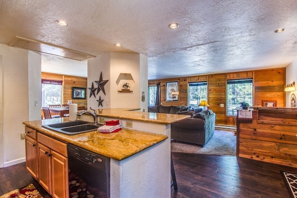 Perhehuoneisto, 3 makuuhuonetta | Yksityinen keittiö | Jääkaappi, mikroaaltouuni, kahvin-/teenkeitin