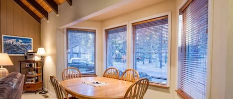 Căn hộ dành cho gia đình, 2 phòng ngủ | Khu vực ăn uống tại phòng