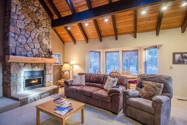 Family Apartment, 2 Bedrooms | Living room | Flat-screen TV, fireplace, DVD player - Deer 10 (Bend)
