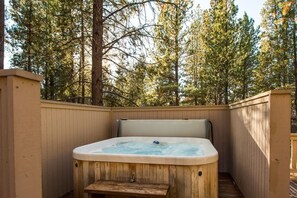Outdoor spa tub - Deer 1 (Bend)