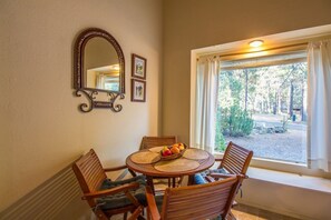 Perhehuoneisto, 2 makuuhuonetta | Ruokailu omassa huoneessa