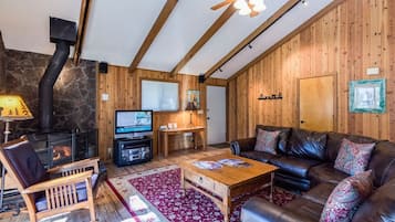 Apartemen Keluarga, 2 kamar tidur | Ruang keluarga | TV layar datar, perapian, dan pemutar DVD