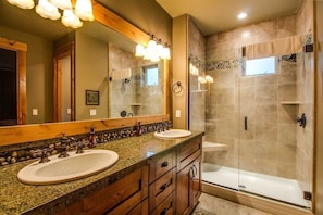 Family Apartment, 4 Bedrooms | Bathroom | Hair dryer