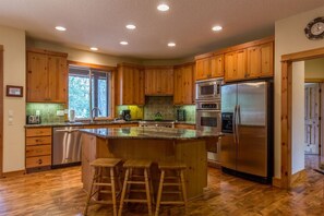 Family Apartment, 6 Bedrooms | Private kitchen | Fridge, microwave, oven, stovetop