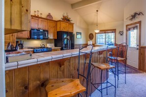 Family Apartment, 4 Bedrooms | Private kitchen