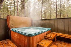 Outdoor spa tub - East Butte 10 (Bend)