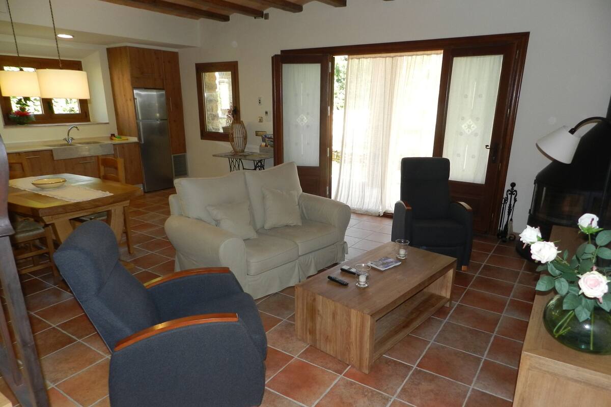 House, 2 Bedrooms | Living area