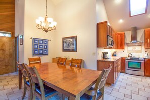 Departamento familiar, 3 habitaciones | Servicio a la habitación