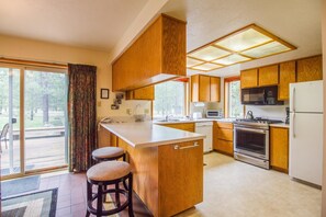 Perhehuoneisto, 3 makuuhuonetta | Yksityinen keittiö | Jääkaappi, mikroaaltouuni, kahvin-/teenkeitin