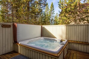 Outdoor spa tub - Rogue 16 (Bend)