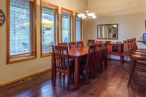 Family Apartment, 4 Bedrooms | In-room dining