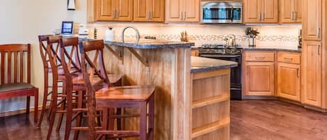 家庭公寓, 4 间卧室 | 客房内用餐