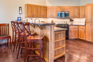 In-room dining - Tan Oak 36 (Bend)