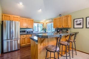 Family Apartment, 3 Bedrooms | Private kitchen | Fridge, microwave, coffee/tea maker - Splitrock 11 (Bend)