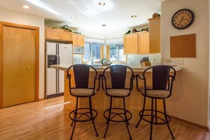 Family Apartment, 4 Bedrooms | Private kitchen | Fridge, microwave, stovetop, dishwasher - Splitrock 13 (Bend)