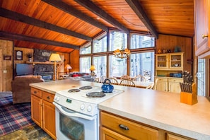 Family Apartment, 3 Bedrooms | Private kitchen | Fridge, microwave, oven, stovetop - Stag 3 (Bend)