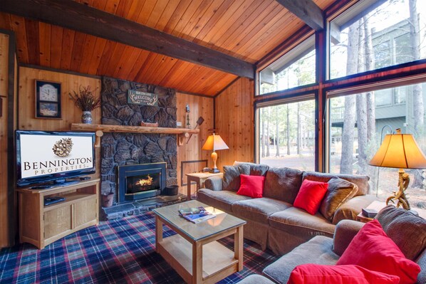 Family Apartment, 3 Bedrooms | Living area | TV, DVD player - Stag 3 (Bend)