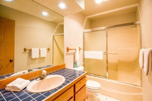 Appartement familial, 4 chambres | Salle de bain | Séchoir à cheveux