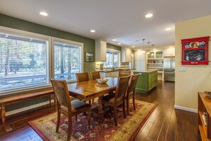 Family Apartment, 4 Bedrooms | In-room dining - Tan Oak 29 (Bend)