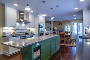 Family Apartment, 4 Bedrooms | Private kitchen | Fridge, microwave, oven, stovetop