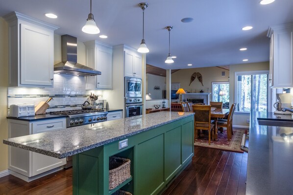 Family Apartment, 4 Bedrooms | Private kitchen | Fridge, microwave, oven, stovetop - Tan Oak 29 (Bend)