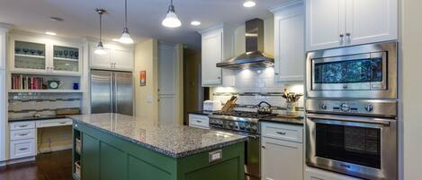 Family Apartment, 4 Bedrooms | Private kitchen | Fridge, microwave, oven, stovetop