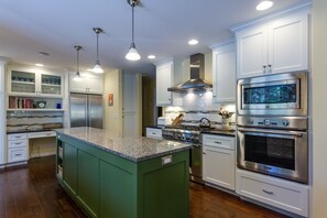 Family Apartment, 4 Bedrooms | Private kitchen | Fridge, microwave, oven, stovetop - Tan Oak 29 (Bend)