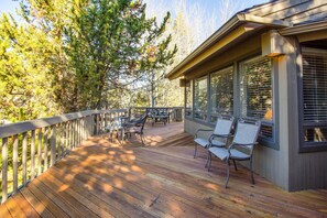 Family Apartment, 4 Bedrooms | Balcony - Tan Oak 15 (Bend)