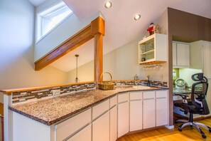 Family Apartment, 4 Bedrooms | Private kitchen | Fridge, microwave, stovetop, dishwasher - Tan Oak 15 (Bend)