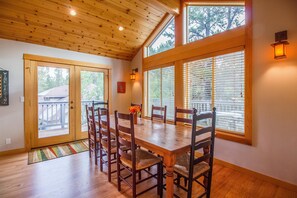 Family Apartment, 4 Bedrooms | In-room dining