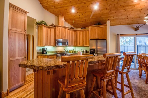 Perhehuoneisto, 4 makuuhuonetta | Yksityinen keittiö | Jääkaappi, mikroaaltouuni, liesi, astianpesukone