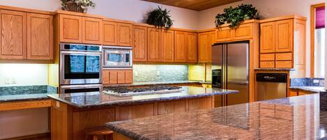 Family Apartment, 4 Bedrooms | Private kitchen | Fridge, microwave, stovetop, dishwasher