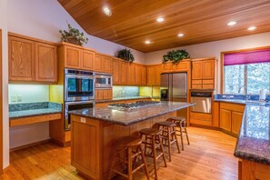 Apartamento familiar, 4 habitaciones | Cocina privada | Frigorífico, microondas, placa de cocina y lavavajillas