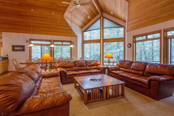 Family Apartment, 4 Bedrooms | Living area | TV, fireplace, DVD player, table tennis - Todd 1 (Bend)