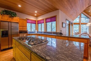 Family Apartment, 4 Bedrooms | Private kitchen | Fridge, microwave, stovetop, dishwasher - Todd 1 (Bend)