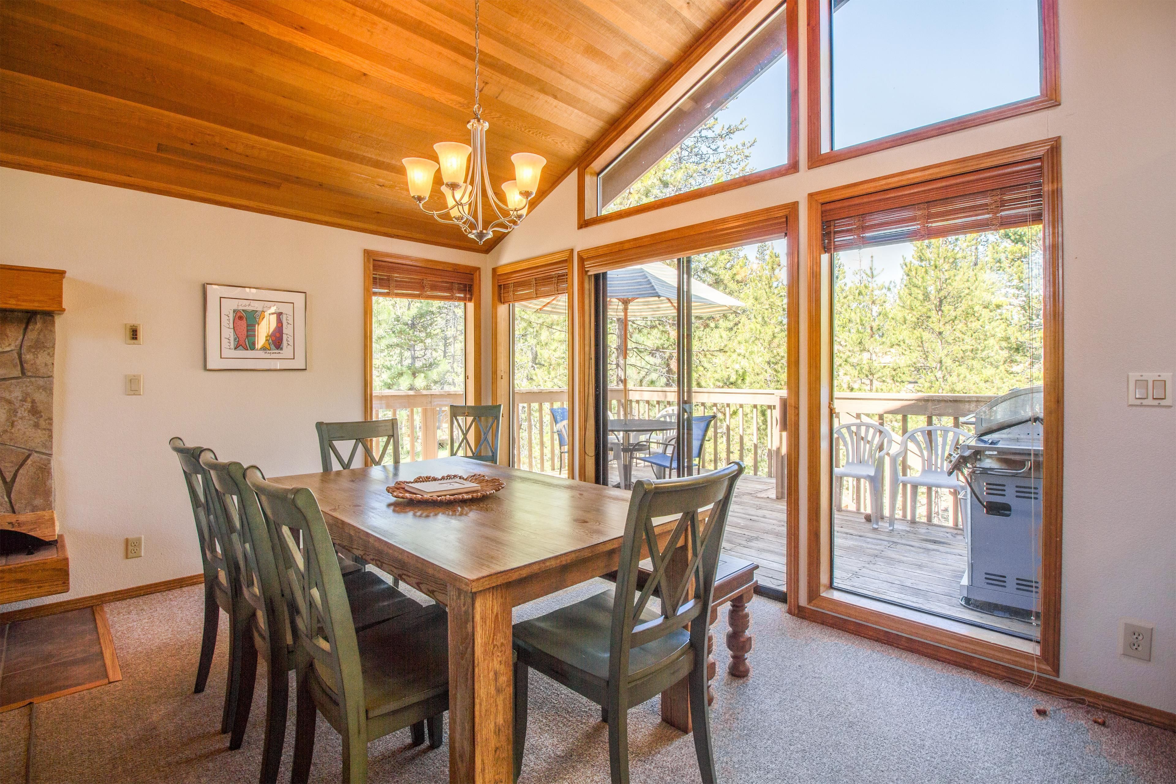 Family Apartment, 3 Bedrooms | In-room dining