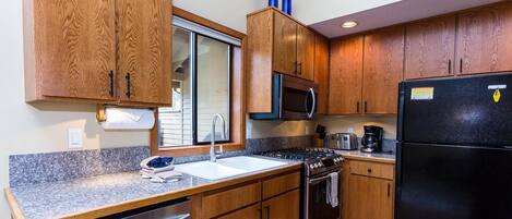 Familie appartement, 4 slaapkamers | Privékeuken | Een koelkast, een magnetron, een koffiezetapparaat/waterkoker