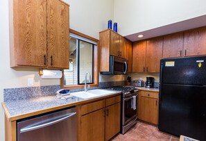 Appartement familial, 4 chambres | Cuisine privée | Réfrigérateur, four à micro-ondes, cafetière-théière