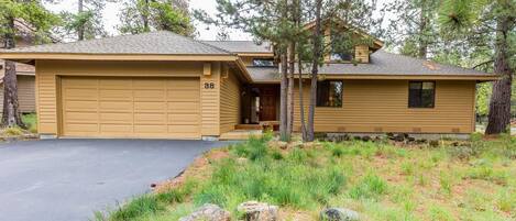 Family Apartment, 4 Bedrooms | Front of property