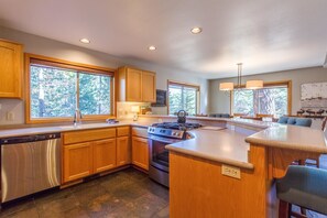 Family Apartment, 5 Bedrooms | Private kitchen | Fridge, microwave, stovetop, dishwasher - Topflite 12 (Bend)