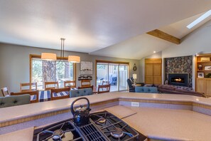Family Apartment, 5 Bedrooms | Private kitchen | Fridge, microwave, stovetop, dishwasher