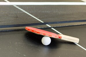 Ein Tischtennistisch mit Schläger und Ball.