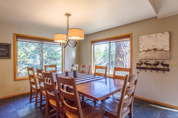 Family Apartment, 5 Bedrooms | In-room dining