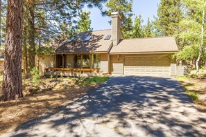 Family Apartment, 2 Bedrooms | Exterior - Topflite 3 (Bend)