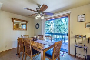 Family Apartment, 2 Bedrooms | In-room dining - Topflite 3 (Bend)