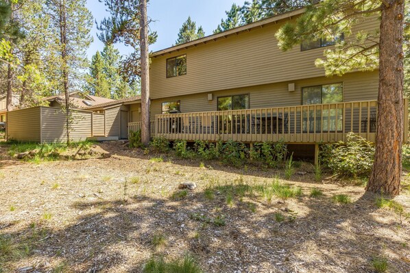 A two-story motel with a fenced balcony, surrounded by trees and a gravel driveway. - Topflite 3 (Bend)