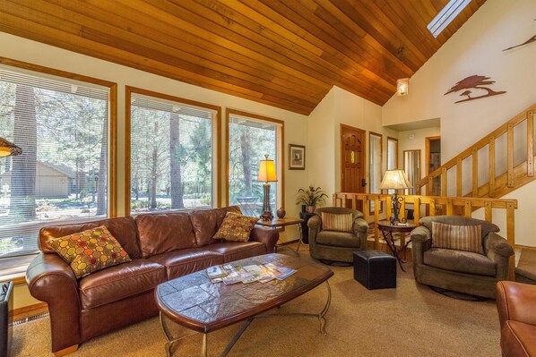 Family Apartment, 2 Bedrooms | Living area | TV, fireplace, DVD player, table tennis - Topflite 3 (Bend)