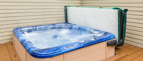 Familienapartment, 2 Schlafzimmer | Außen-Whirlpool