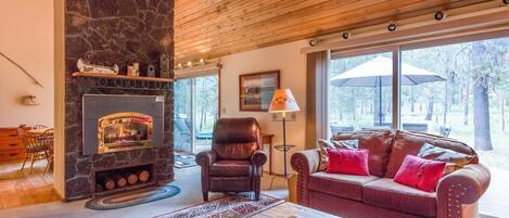 ファミリー アパートメント 2 ベッドルーム | リビング エリア | DVD プレーヤー